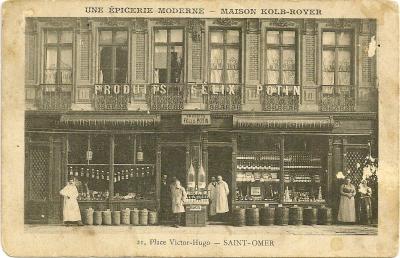 Une grande épicerie de produits Félix Potin, où l'on pouvez trouver beaucoup de denrées de la vie courante.